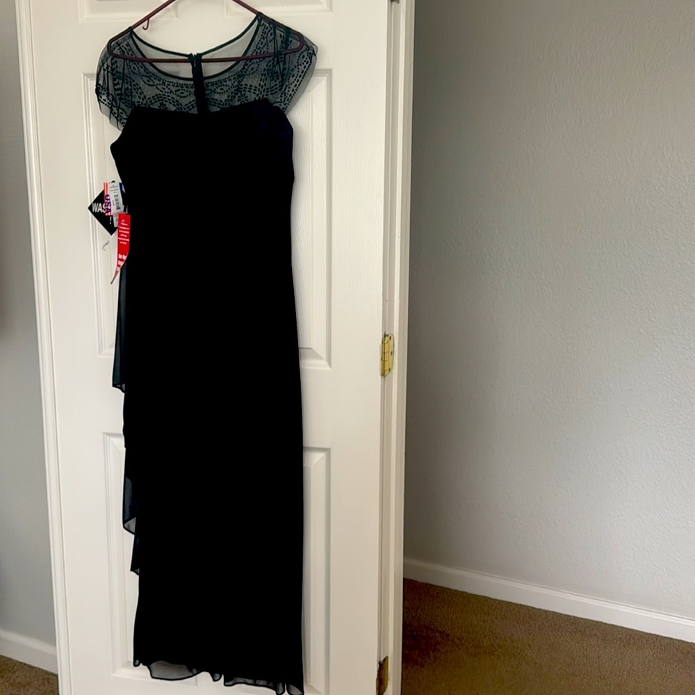 Elegant Black Lace Maxi Dress - Picture 4 of 5